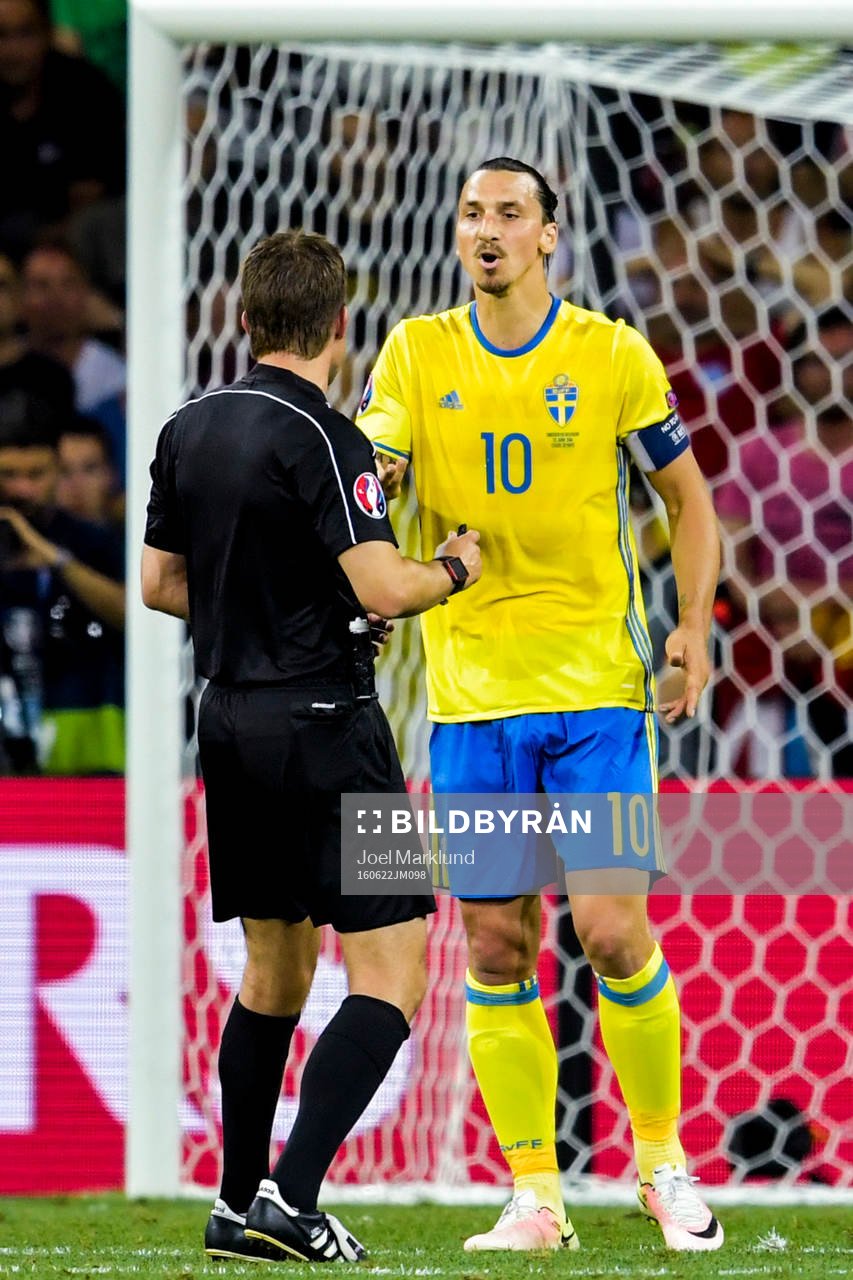 Sveriges Zlatan Ibrahimovic i diskussion med domare Felix