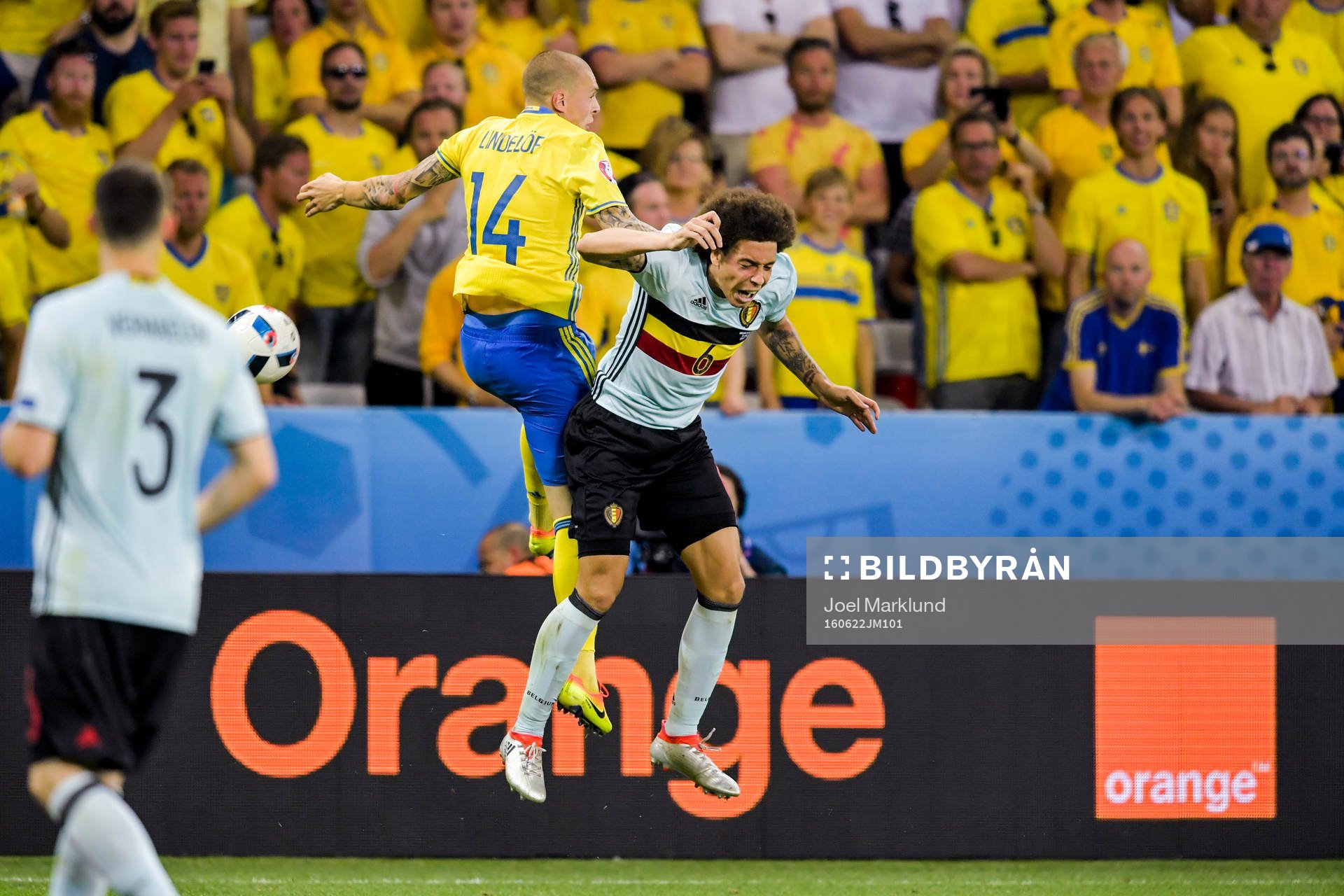 Sveriges Victor Nilsson Lindelöf i nickduell med Belgiens
