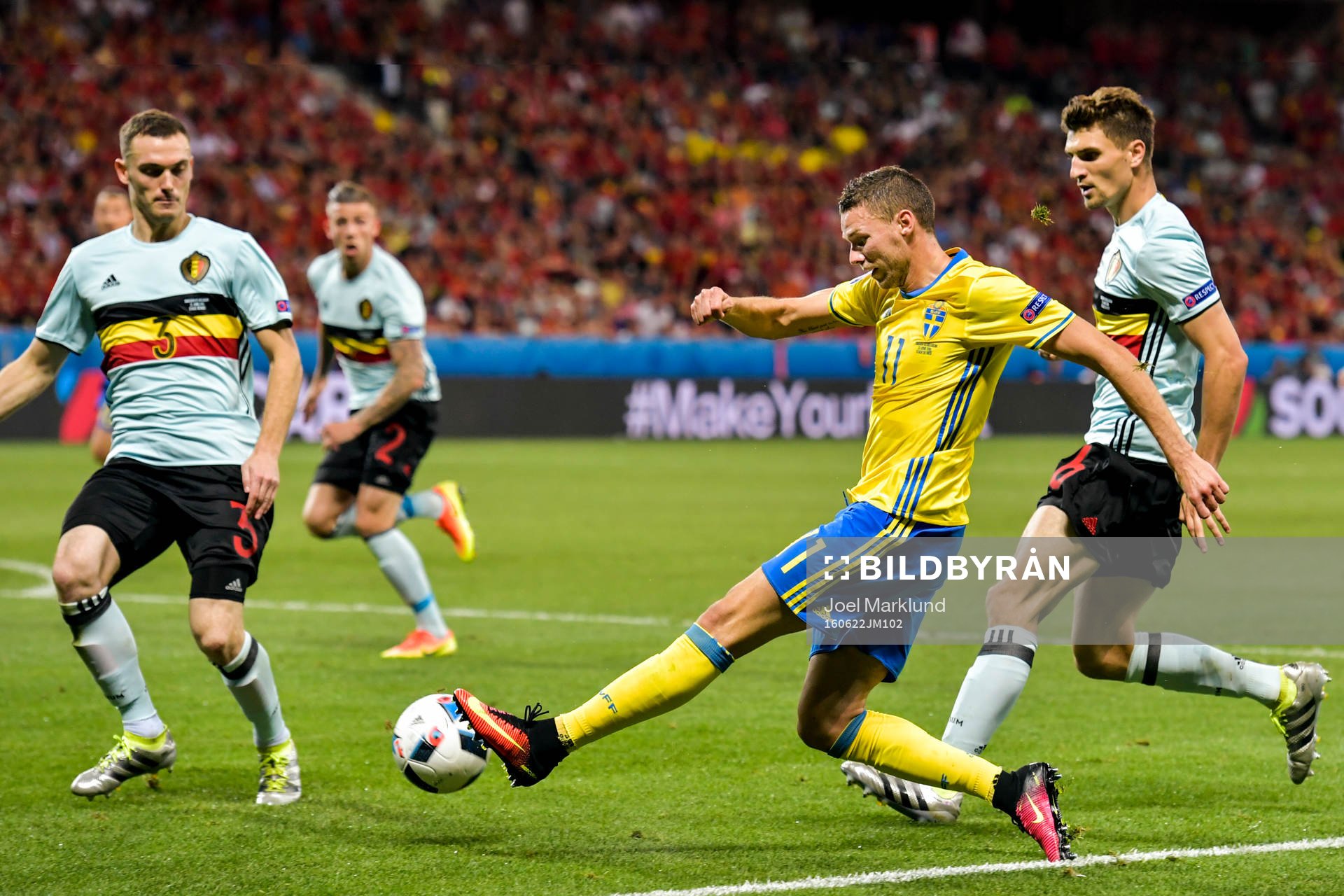 Sveriges Marcus Berg utmanar Belgiens Thomas Vermaelen och