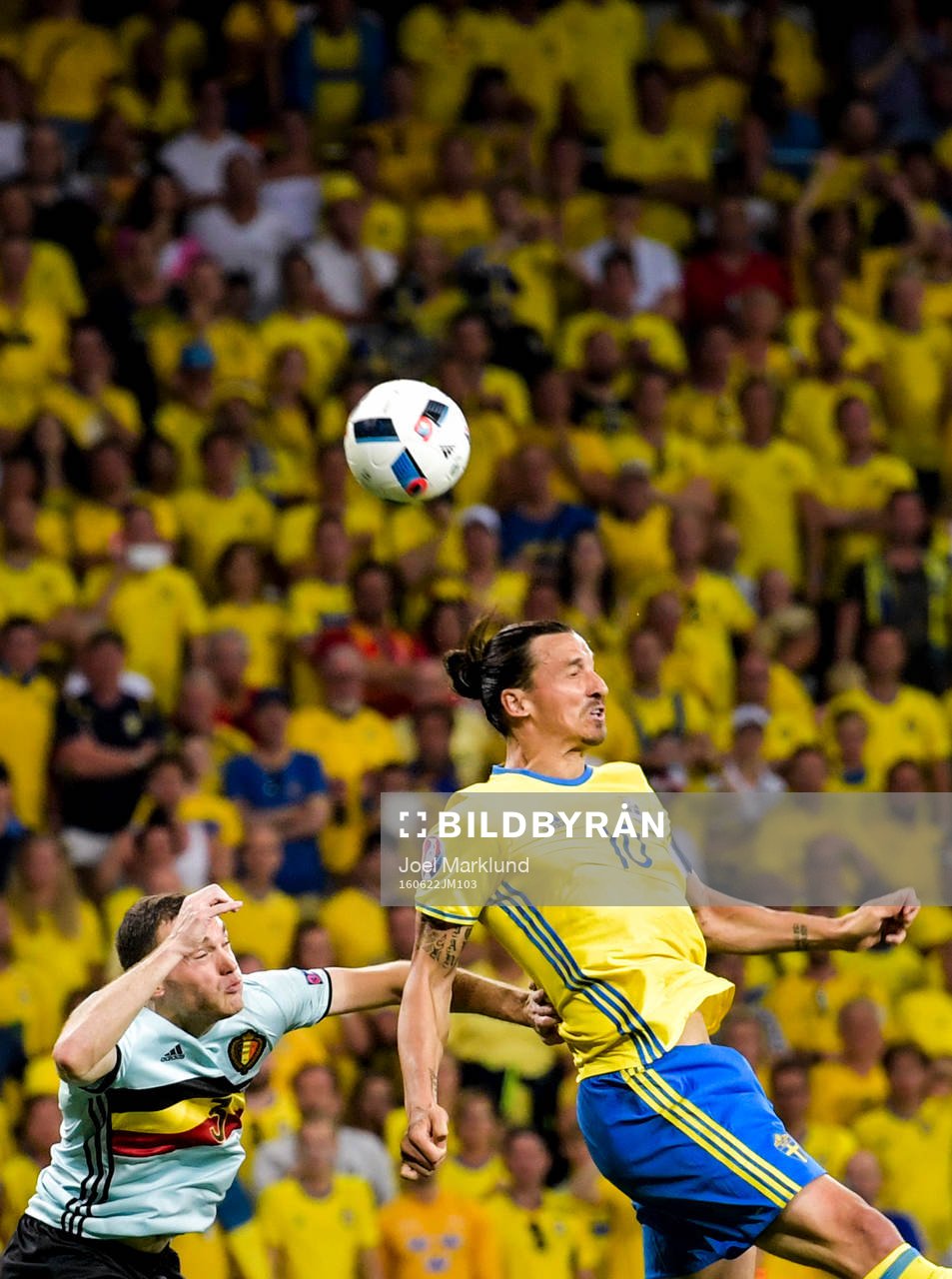 Sveriges Zlatan Ibrahimovic och Belgiens Thomas Vermaelen i