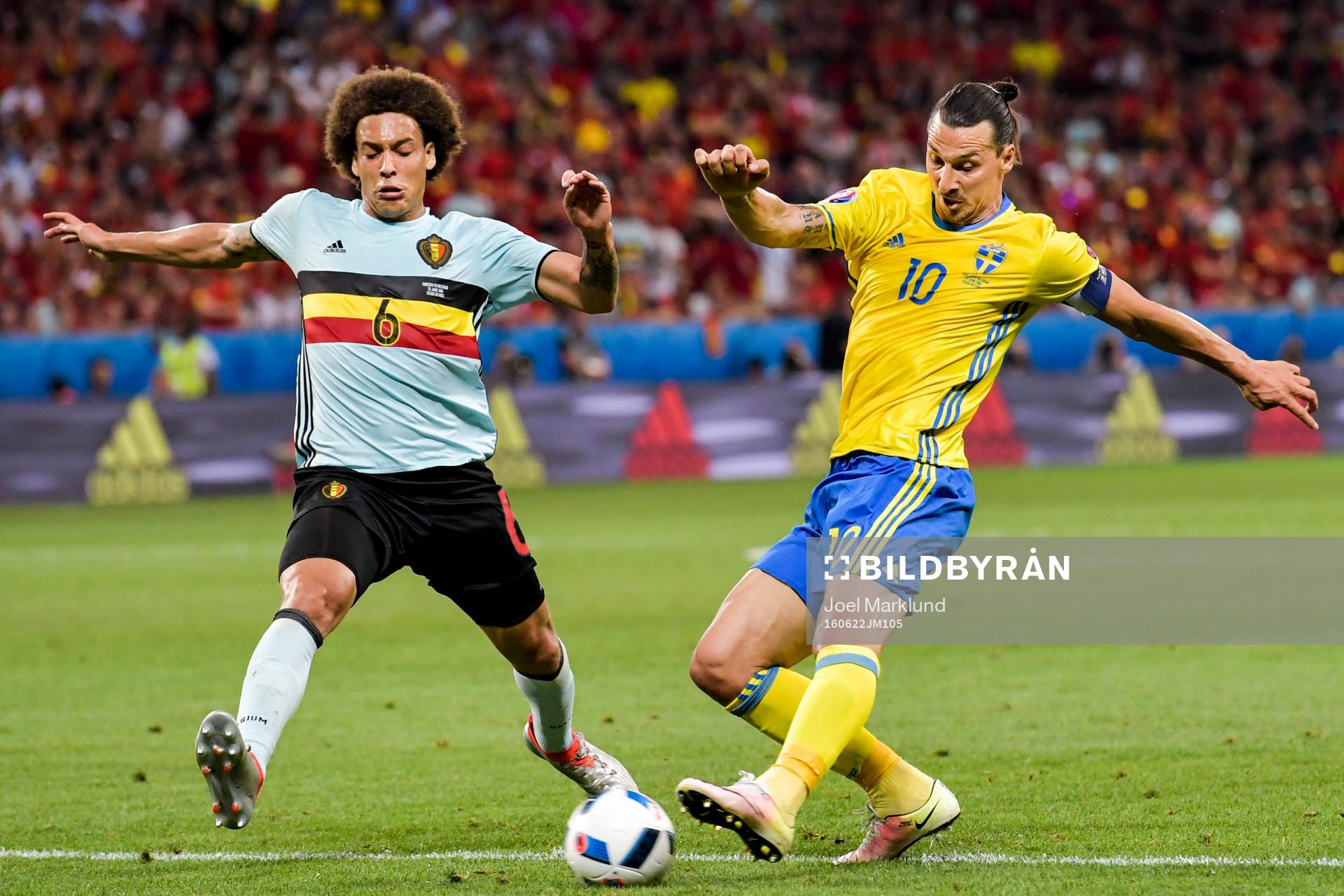 Belgiens Axel Witsel och Sveriges Zlatan Ibrahimovic i