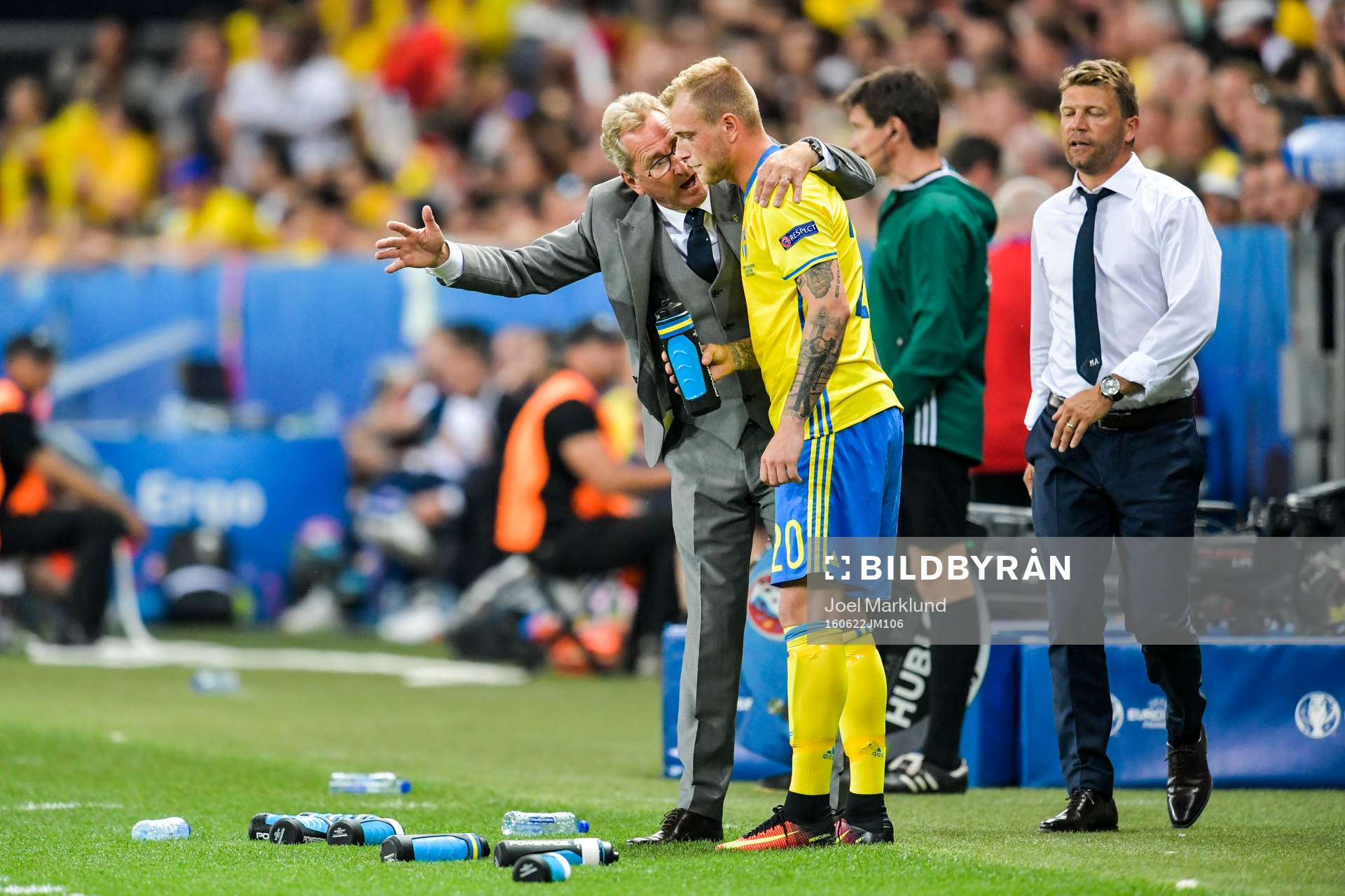 Sveriges förbundskapten Erik Hamrén ger instruktioner