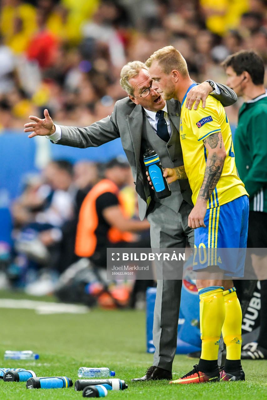Sveriges förbundskapten Erik Hamrén ger instruktioner