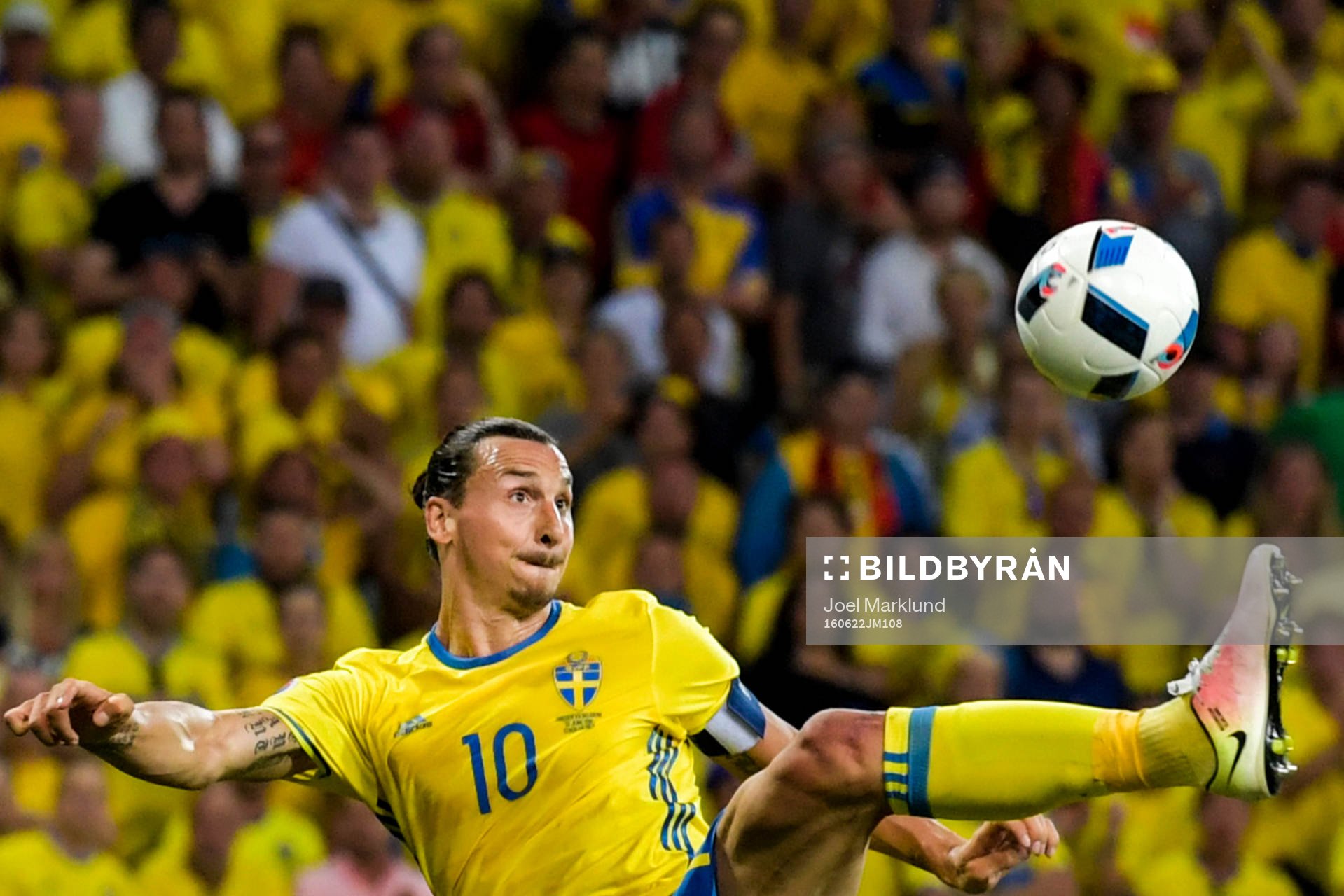 Sveriges Zlatan Ibrahimovic i fotbollsmatchen mellan