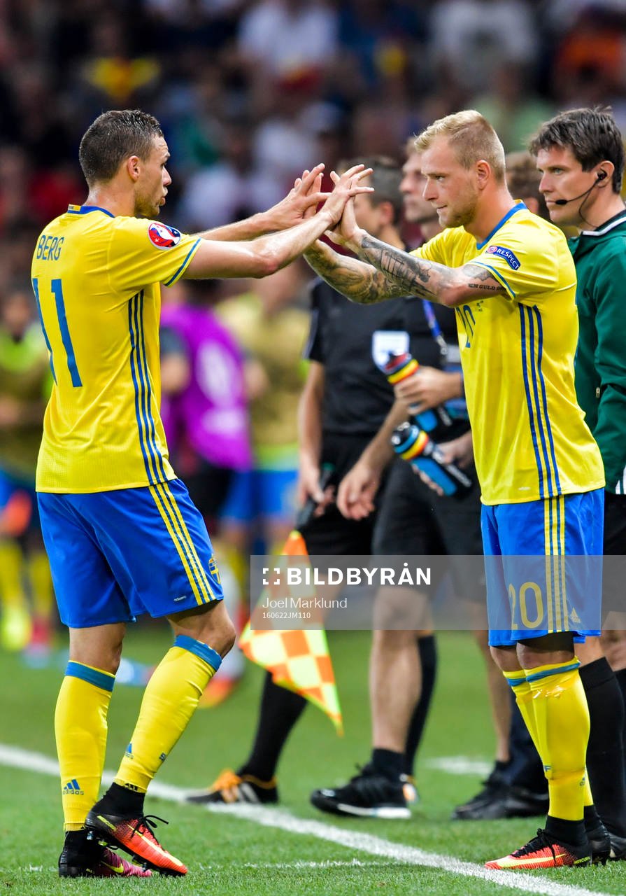 Sveriges Marcus Berg byts ut till förmån för John Guidetti i fotbollsmatchen mellan Sverige och Belgien under fotbolls-EM den 22 juni 2016 i Nice.