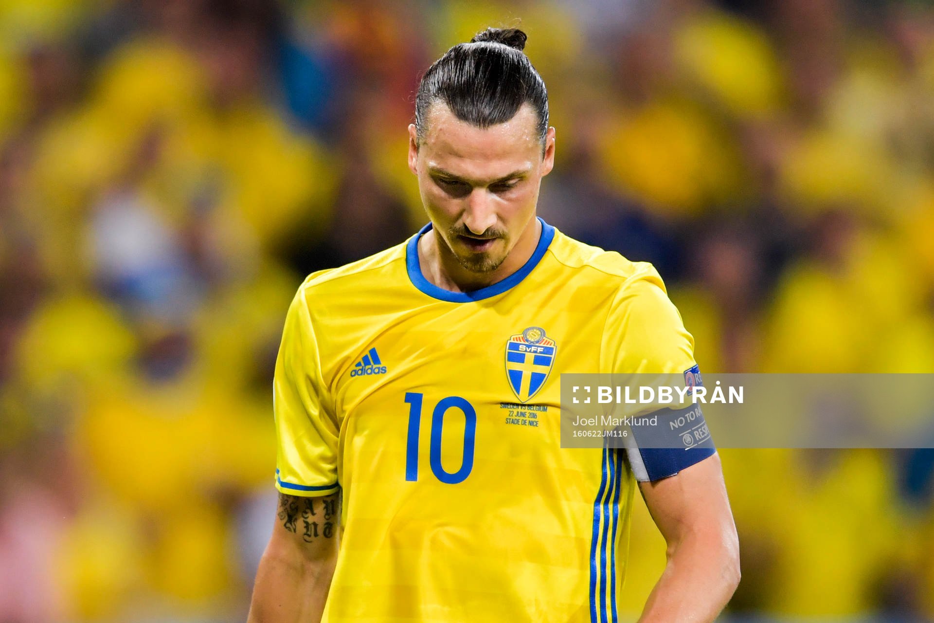 Sveriges Zlatan Ibrahimovic deppar i fotbollsmatchen mellan