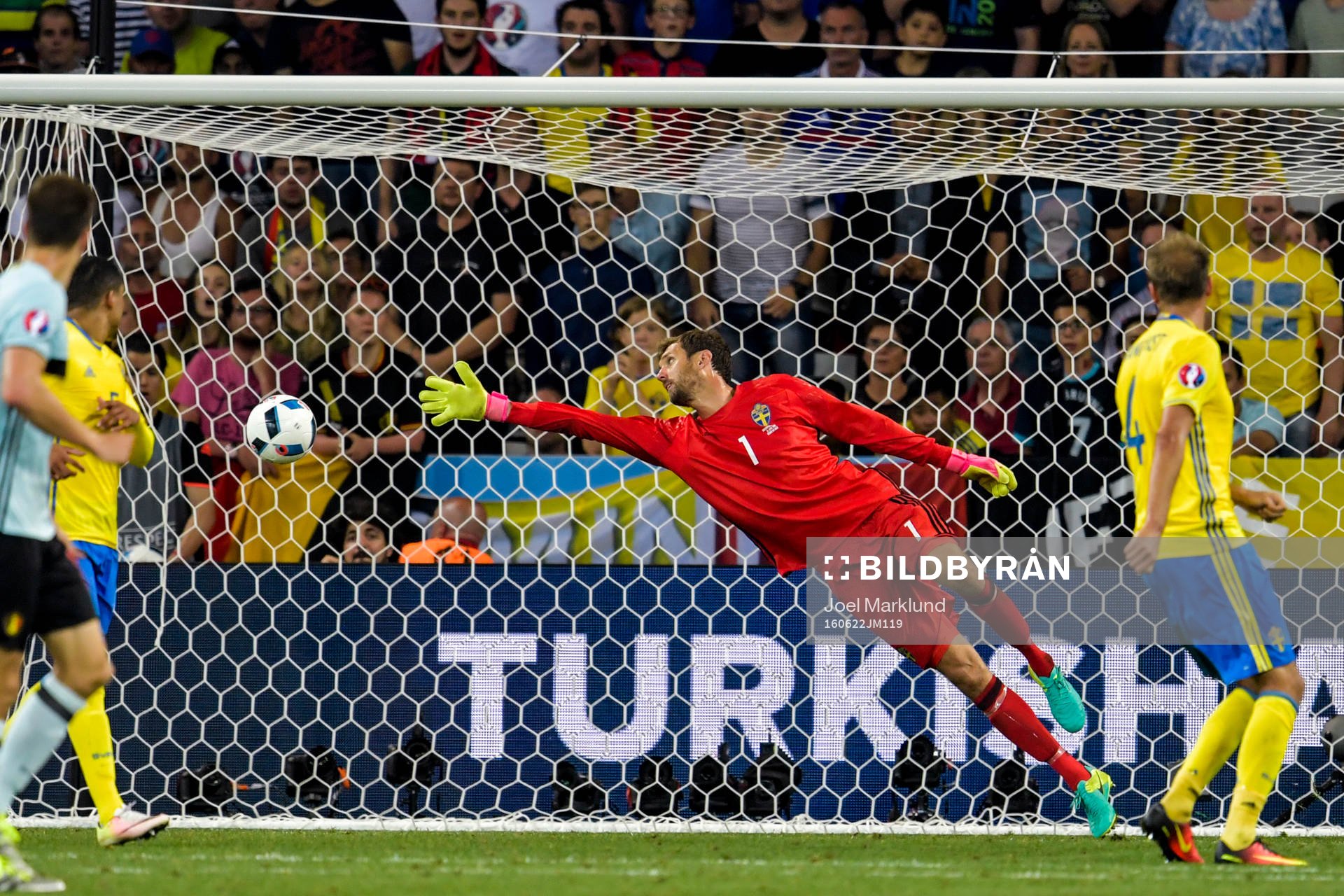Sveriges målvakt Andreas Isaksson släpper in 0-1 målet i