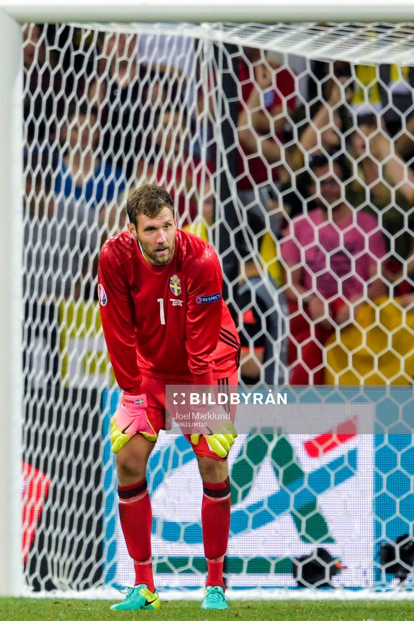 Sveriges målvakt Andreas Isaksson deppar