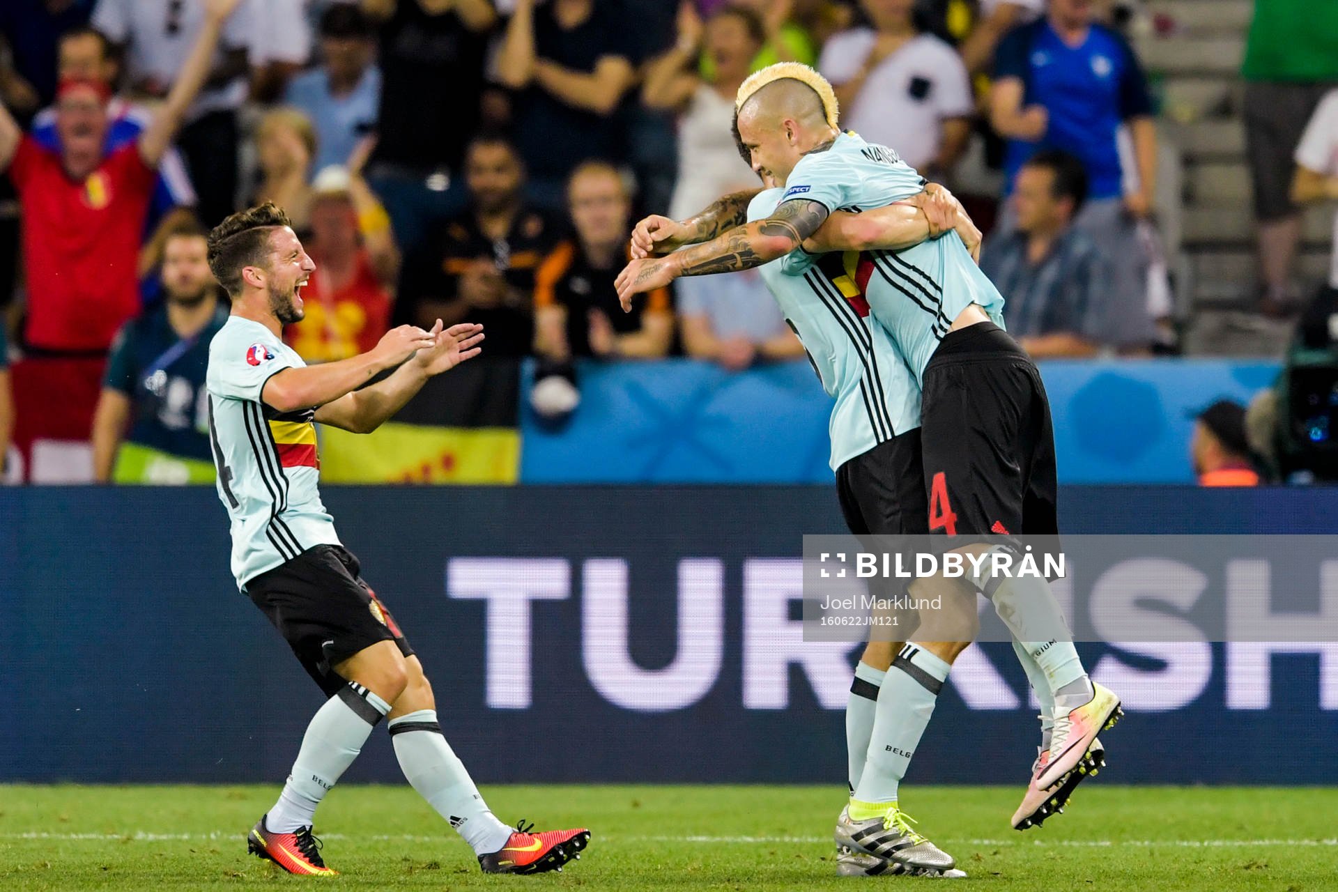 Belgiens Dries Mertens, Thomas Meunier och Radja Nainggolan jublar efter 0-1 målet i fotbollsmatchen mellan Sverige och Belgien under fotbolls-EM den 22 juni 2016 i Nice.