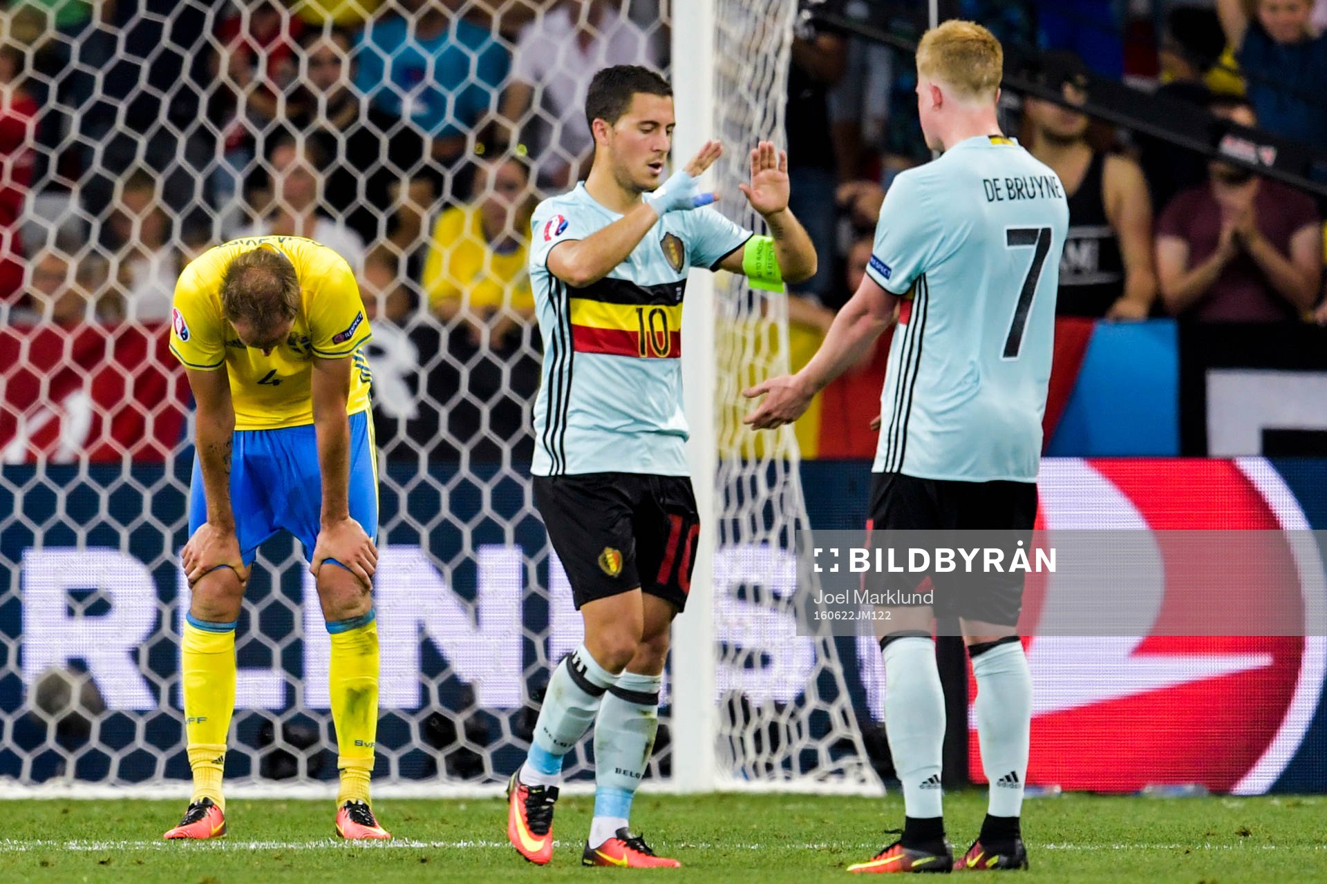 Sveriges Andreas Granqvist deppar och Belgiens Eden Hazard