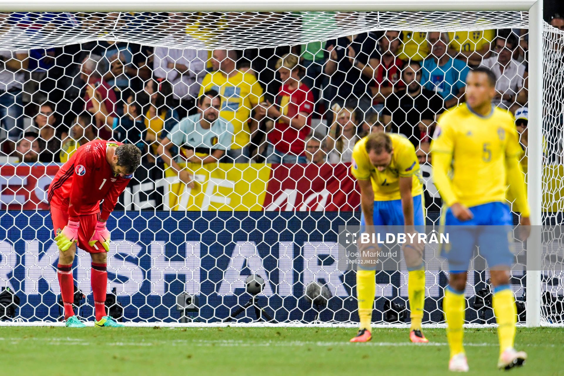 Sveriges målvakt Andreas Isaksson och Andreas Granqvist