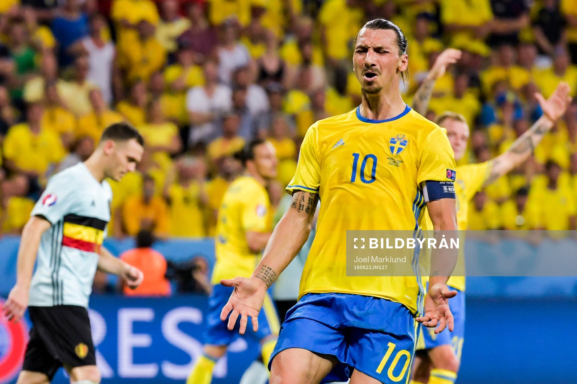 Sveriges Zlatan Ibrahimovic deppar i fotbollsmatchen mellan