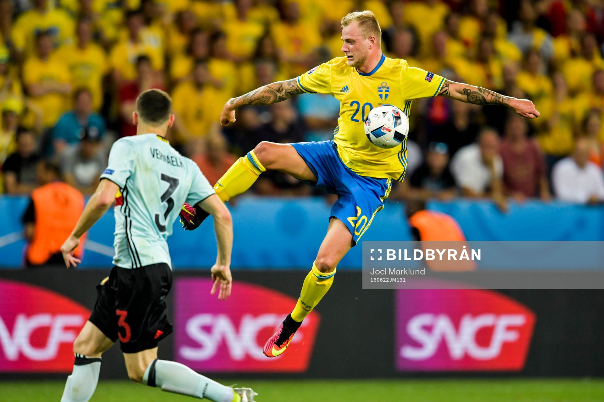 Sveriges John Guidetti och Belgiens Thomas Vermaelen i