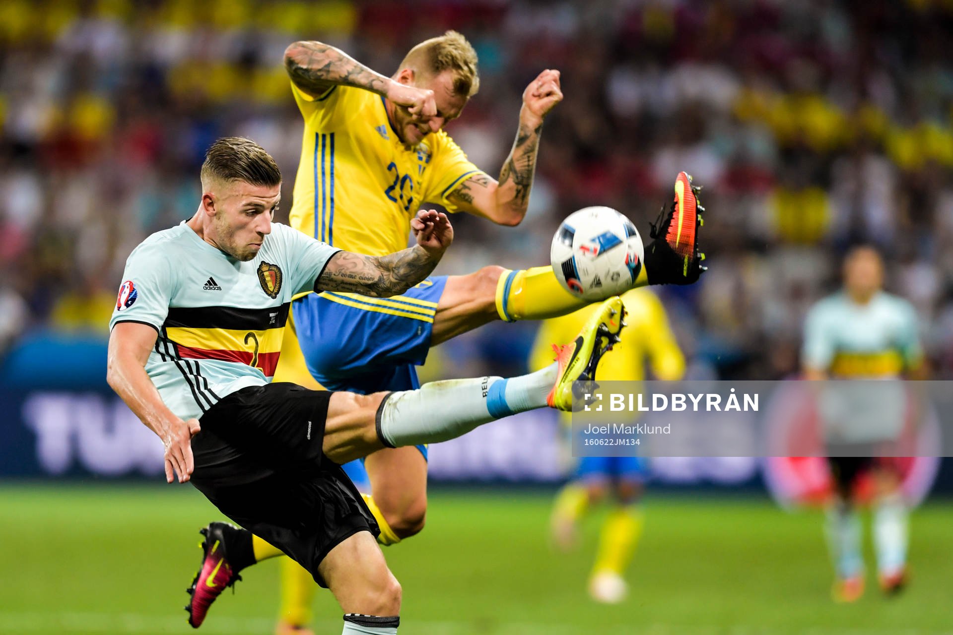 Belgiens Toby Alderweireld och Sveriges John Guidetti i