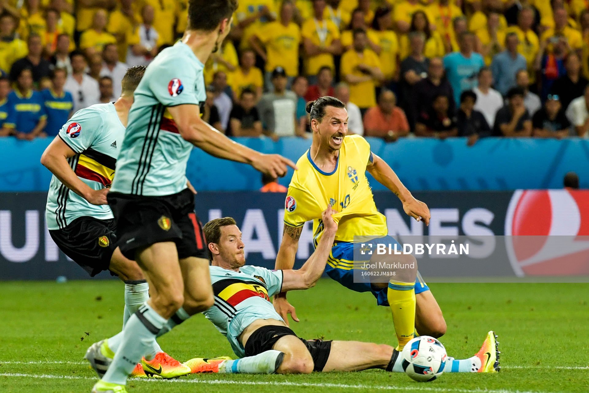 Sveriges Zlatan Ibrahimovic stoppas av Belgiens Jan