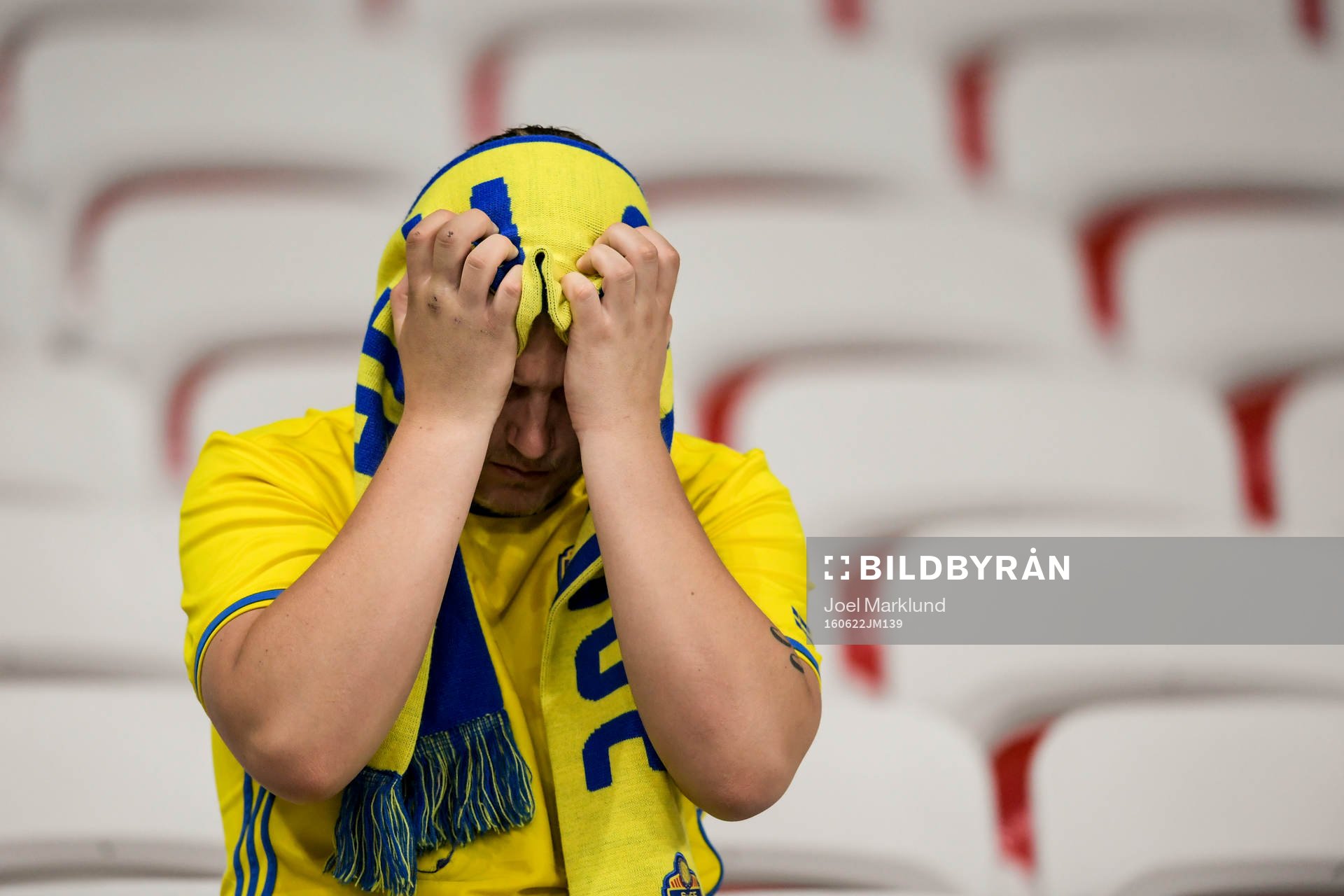 Svensk supporter deppar på läktaren