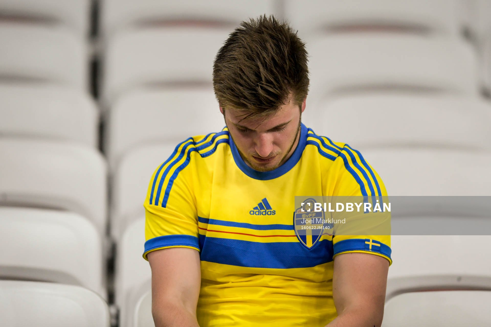 Svensk supporter deppar på läktaren