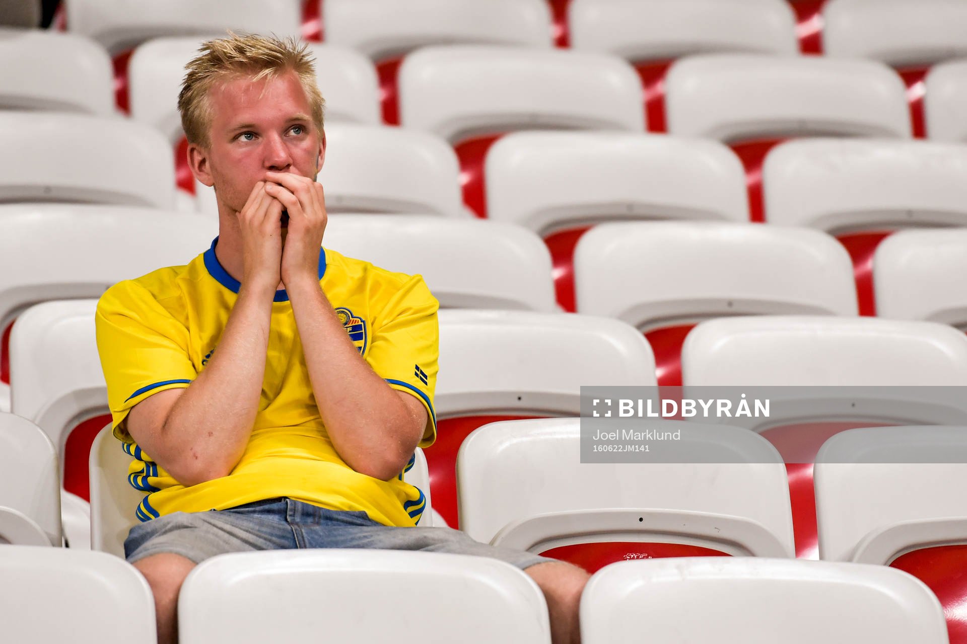 Svensk supporter deppar på läktaren