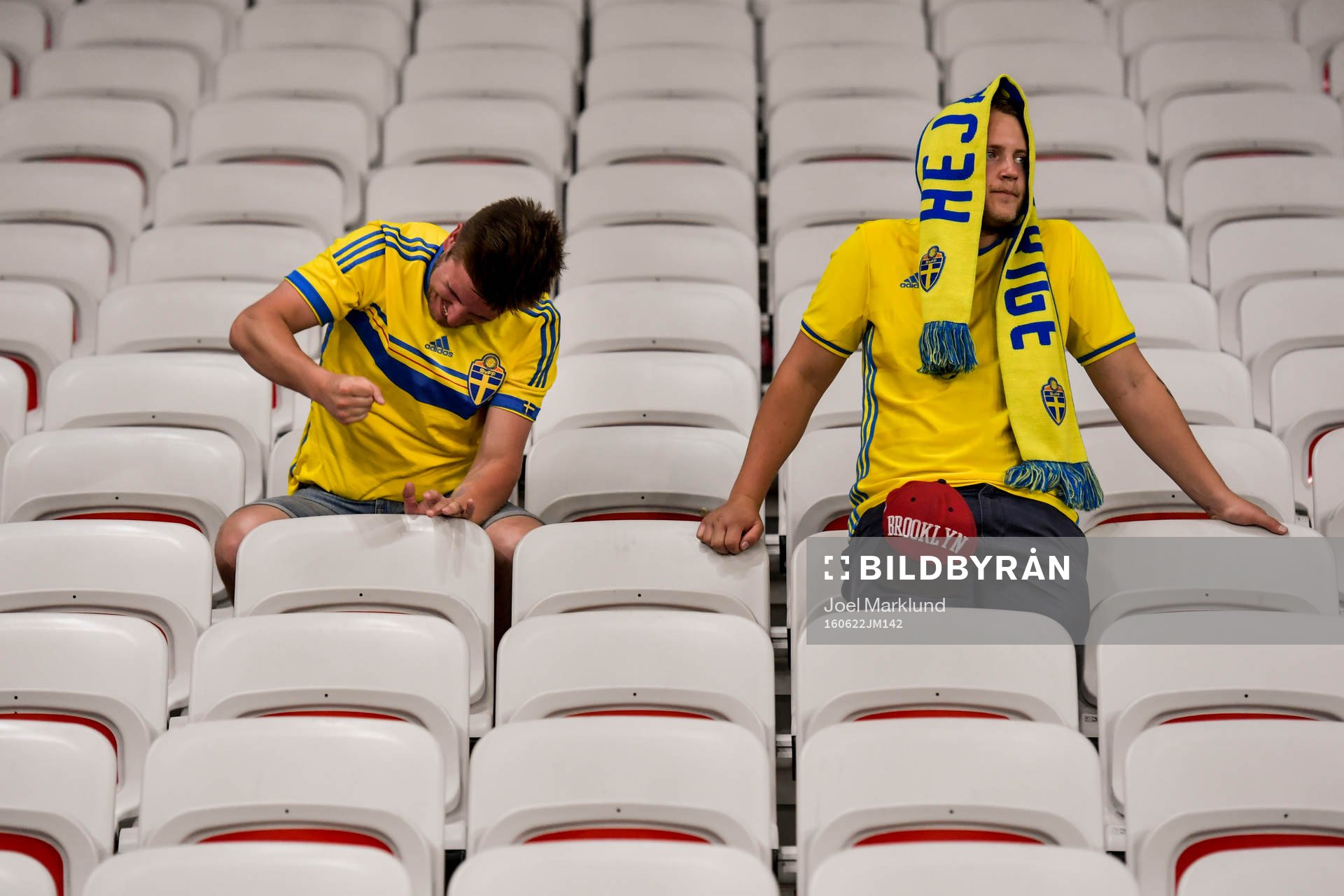 Svenska supportrar deppar på läktaren