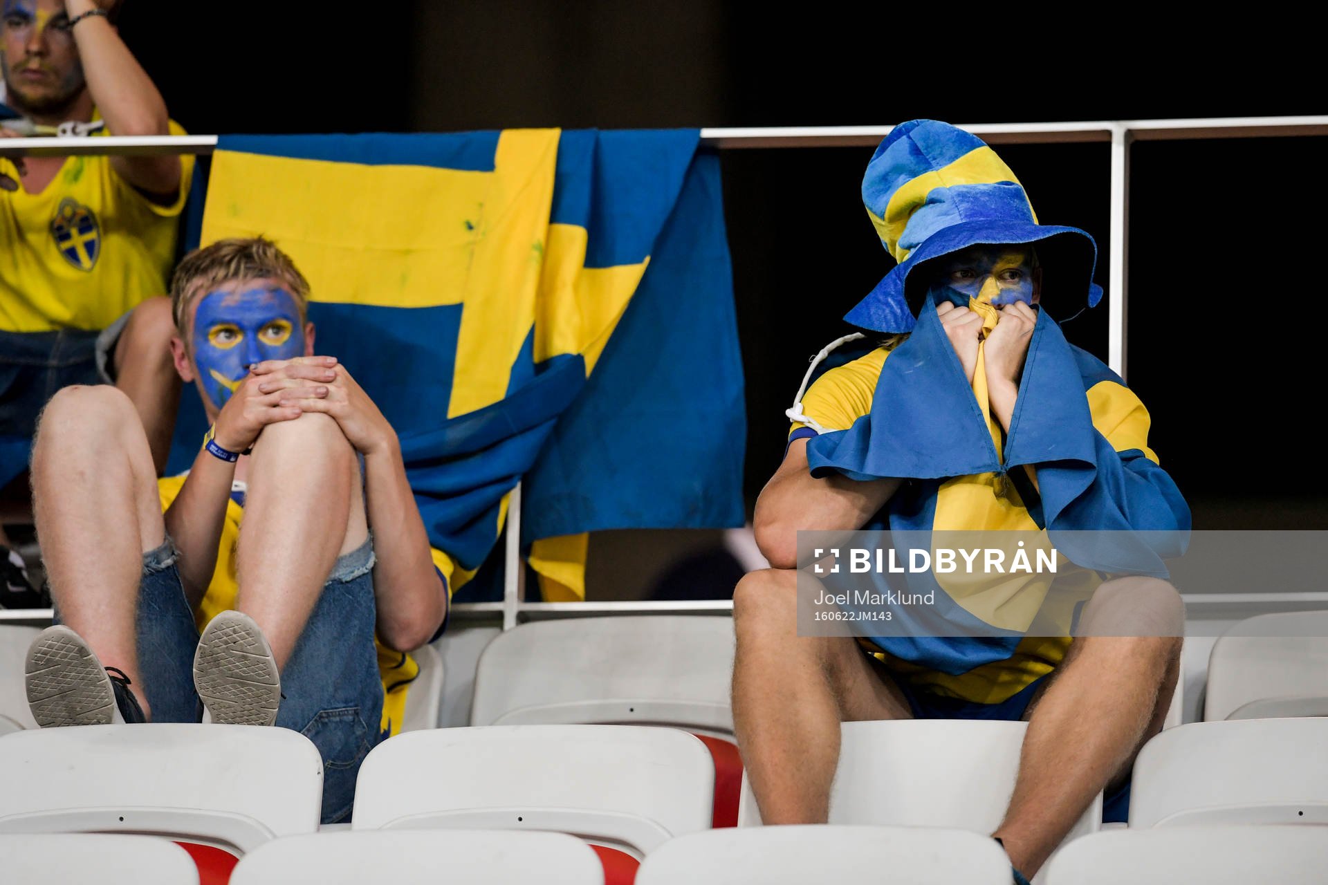 Svenska supportrar deppar på läktaren