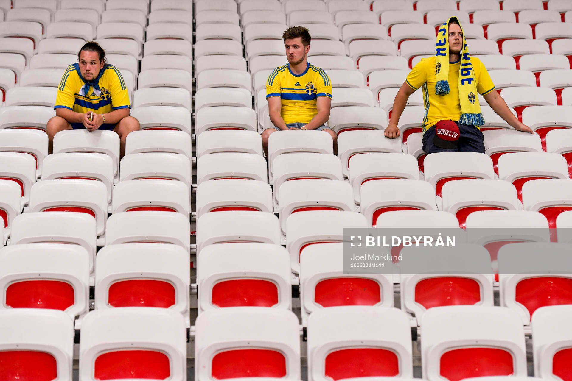Svenska supportrar deppar på läktaren