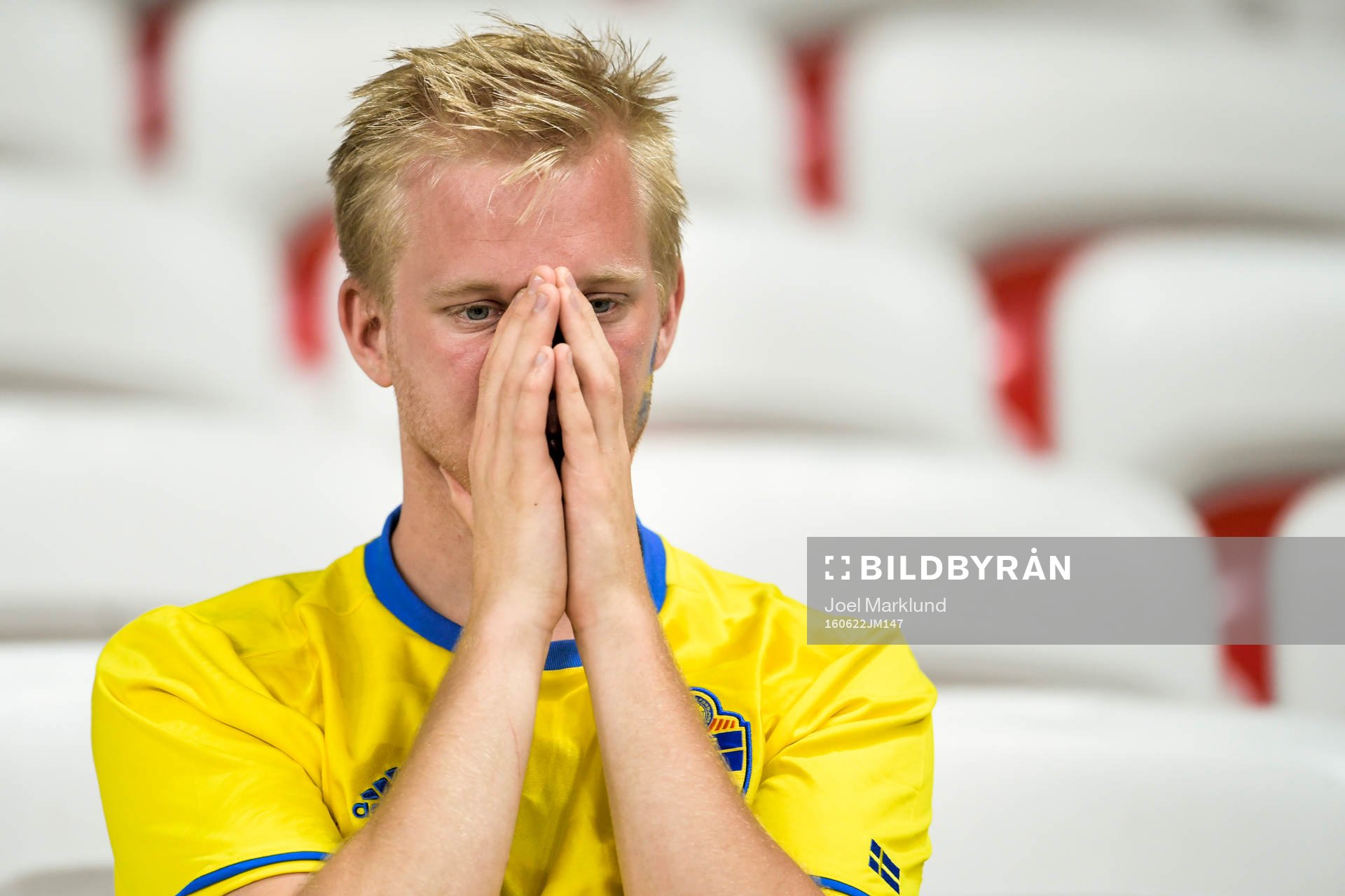 Svensk supporter deppar på läktaren