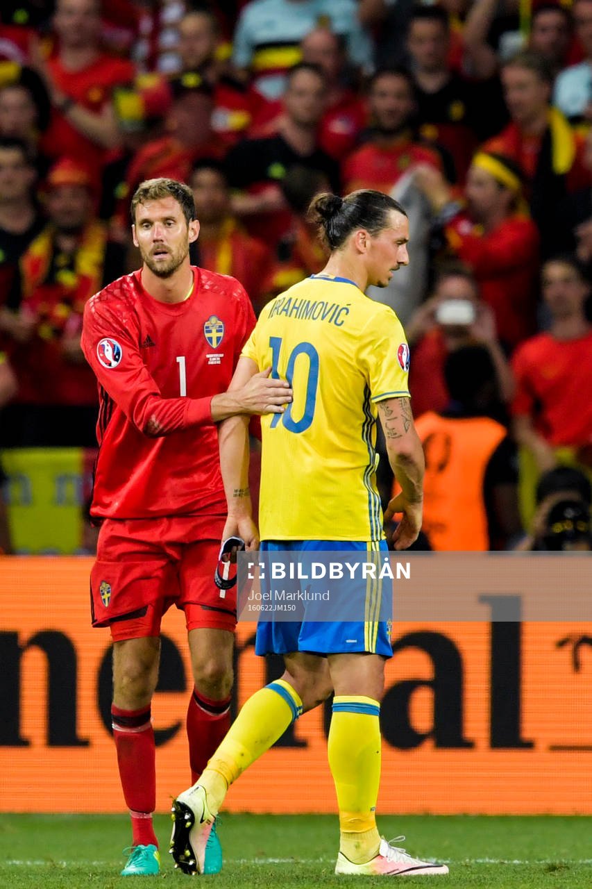 Sveriges målvakt Andreas Isaksson och Zlatan Ibrahimovic
