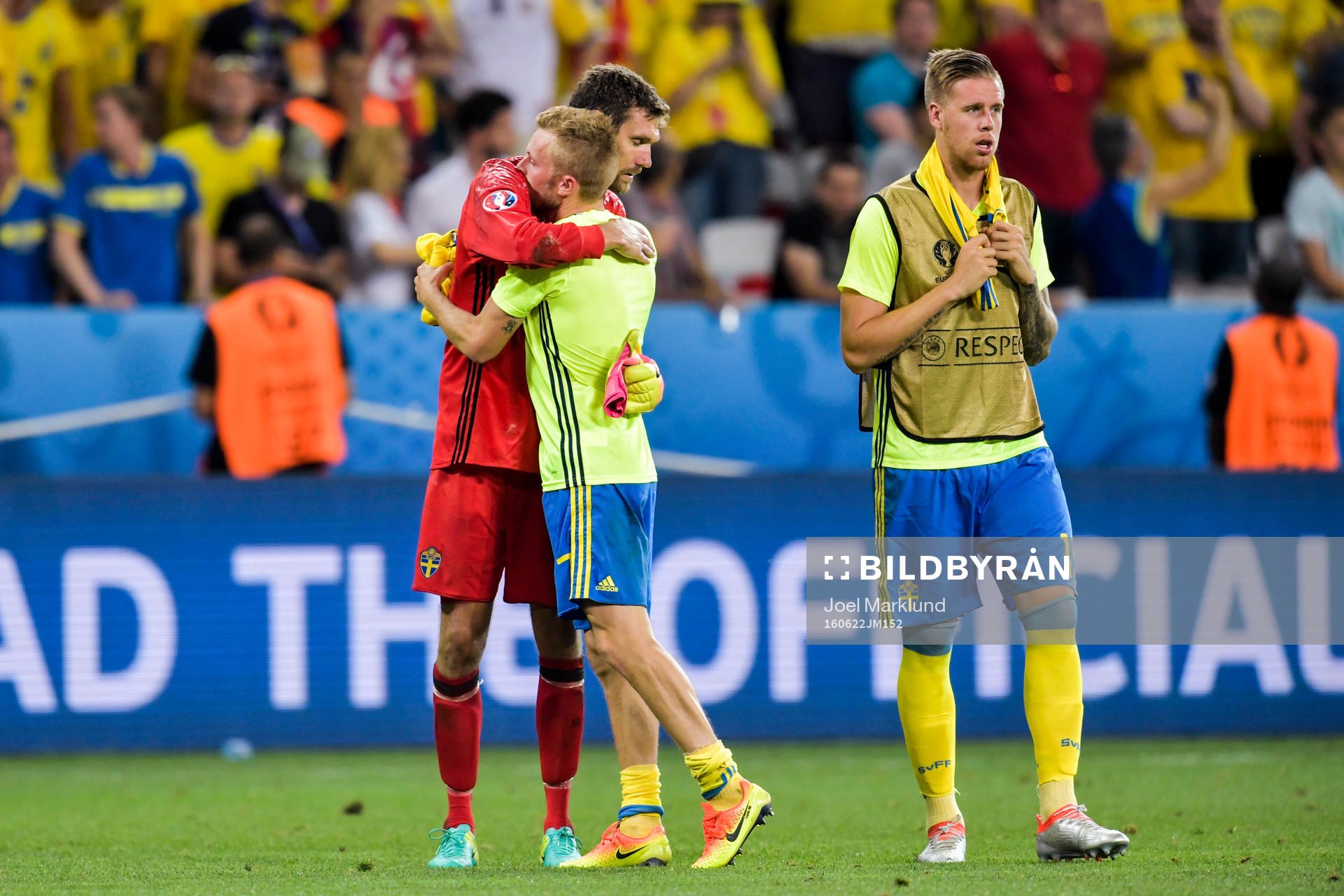 Sveriges målvakt Andreas Isaksson, Sebastian Larsson och