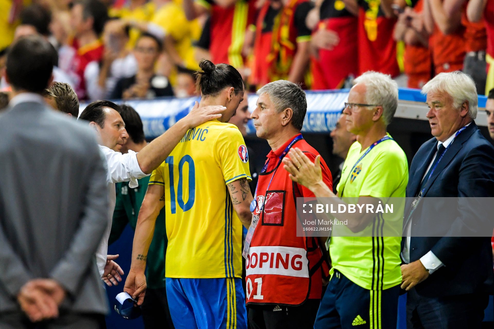 Belgiens förbundskapten Marc Wilmots klappar om Sveriges