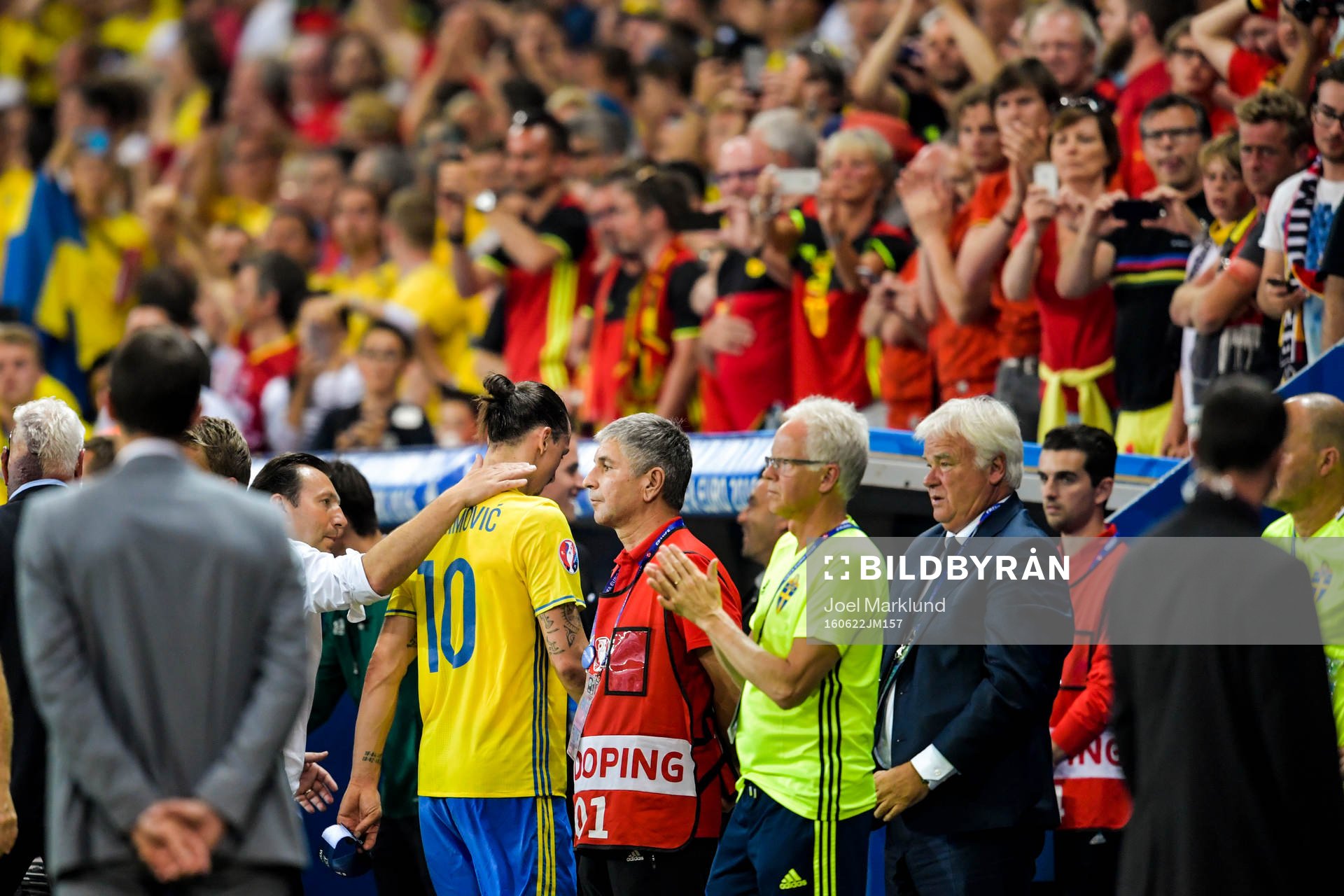 Belgiens förbundskapten Marc Wilmots klappar om Sveriges