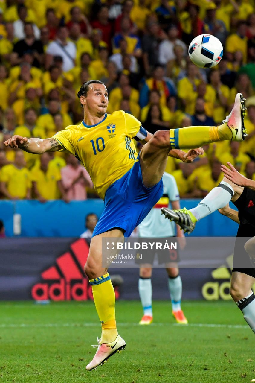 Sveriges Zlatan Ibrahimovic i fotbollsmatchen mellan