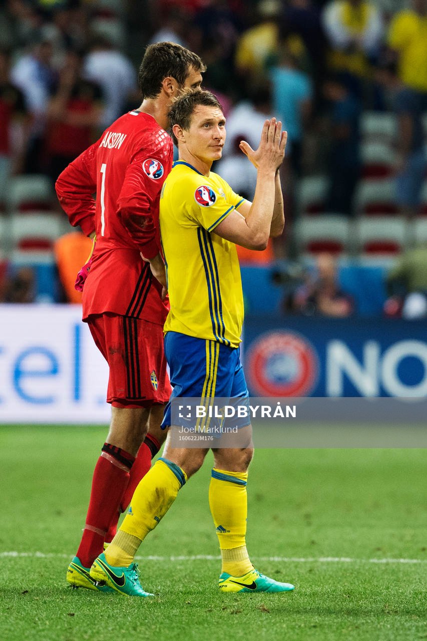 Sveriges målvakt Andreas Isaksson och Kim Källström