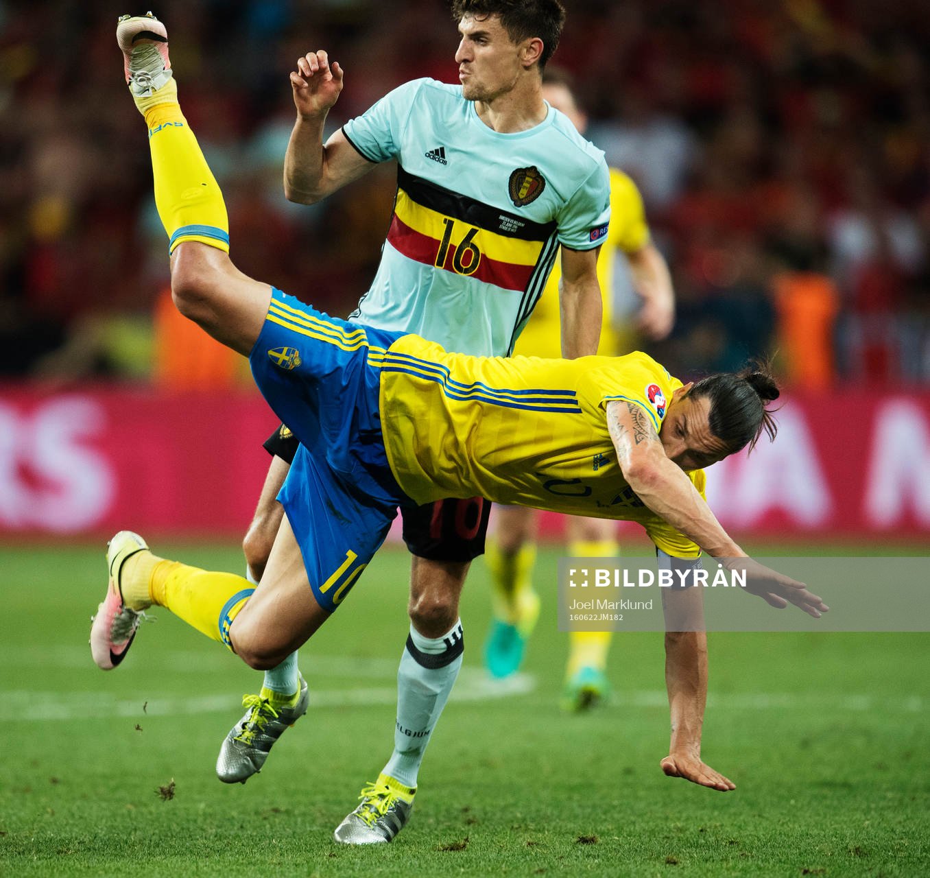 Belgiens Thomas Meunier stoppar Sveriges Zlatan Ibrahimovic