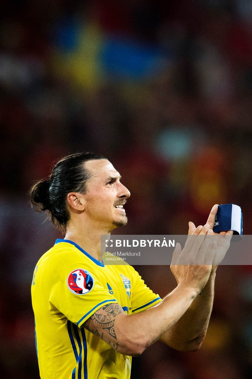 Sveriges Zlatan Ibrahimovic tackar publiken när han