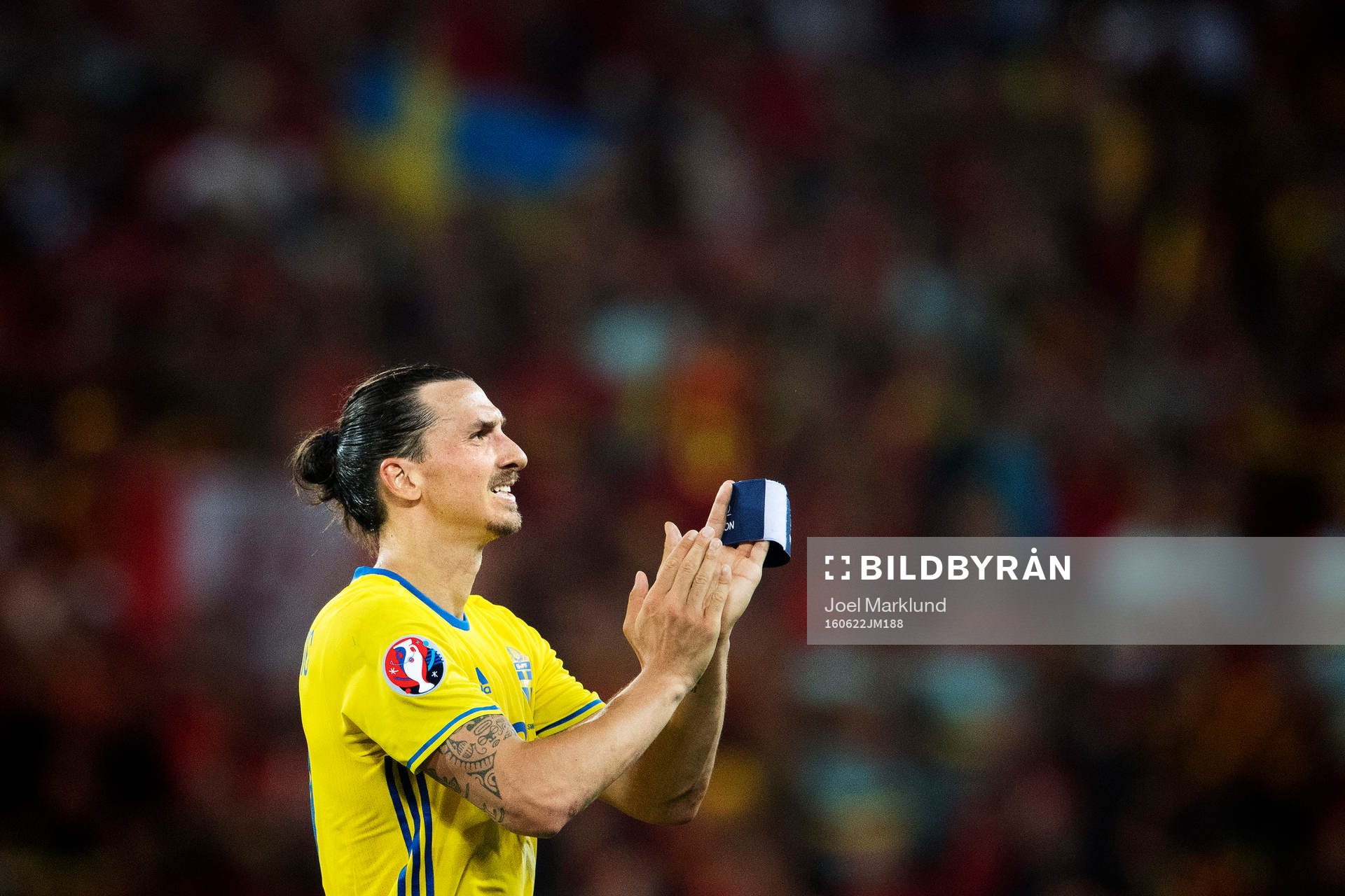 Sveriges Zlatan Ibrahimovic tackar publiken när han