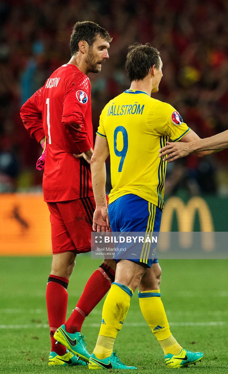 Sveriges målvakt Andreas Isaksson och Kim Källström
