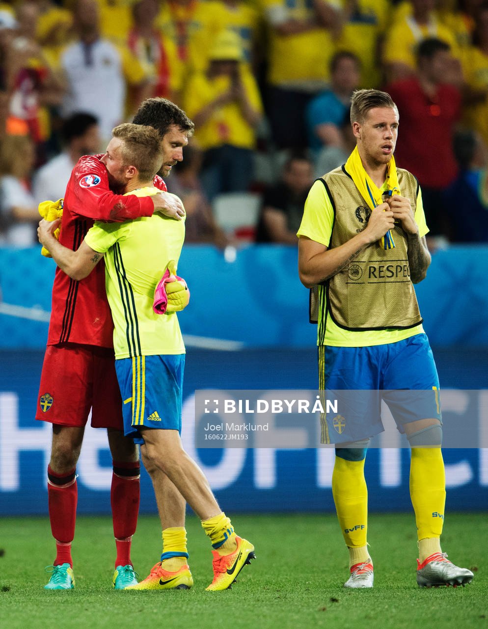 Sveriges målvakt Andreas Isaksson, Sebastian Larsson och