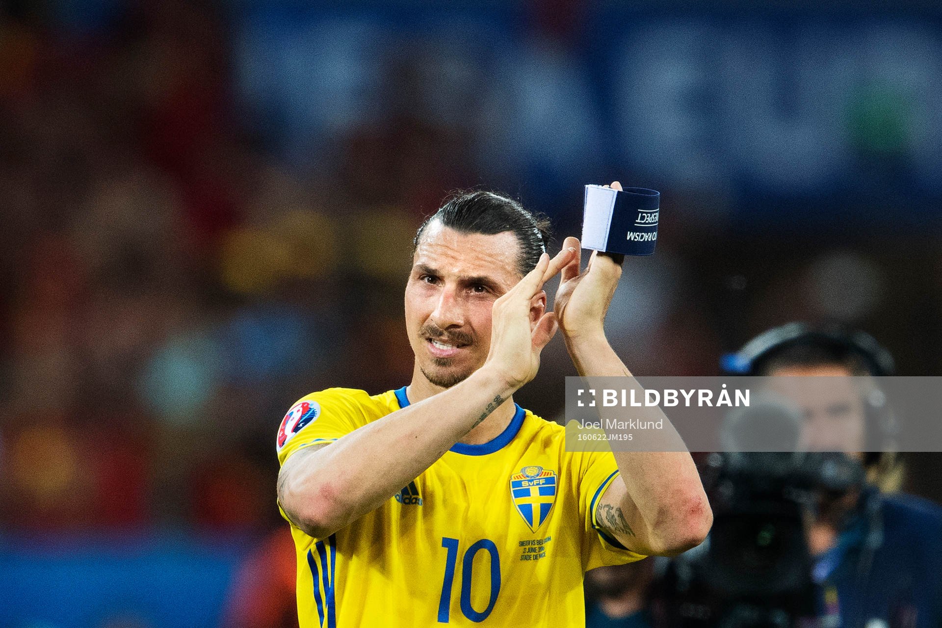Sveriges Zlatan Ibrahimovic tackar publiken när han