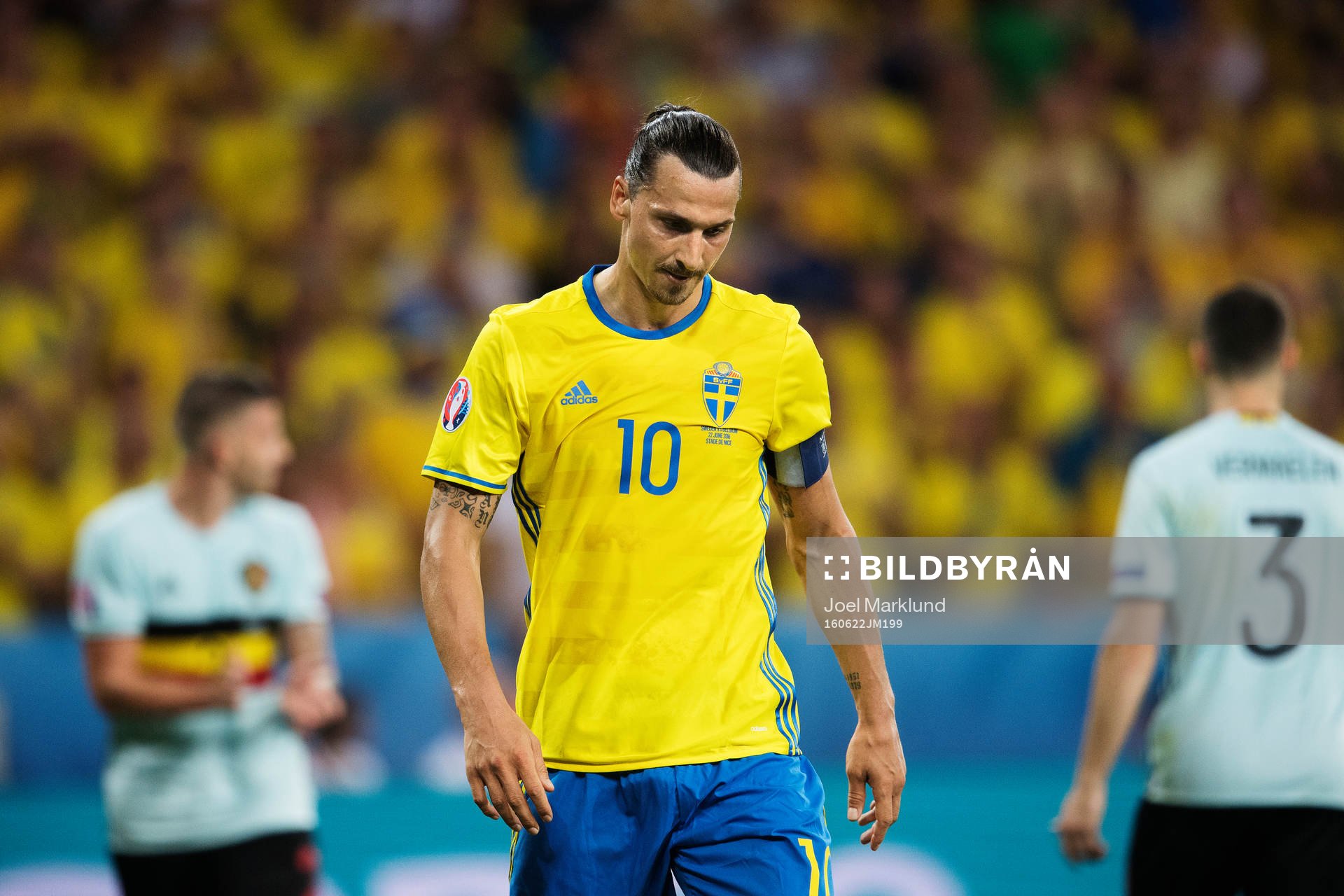 Sveriges Zlatan Ibrahimovic deppar i fotbollsmatchen mellan