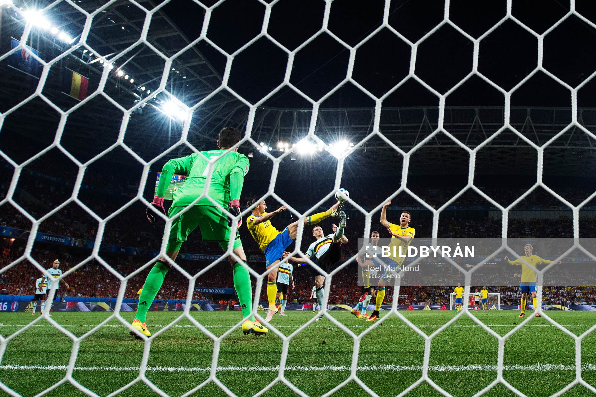 Sveriges Zlatan Ibrahimovic når bollen ovanför Belgiens