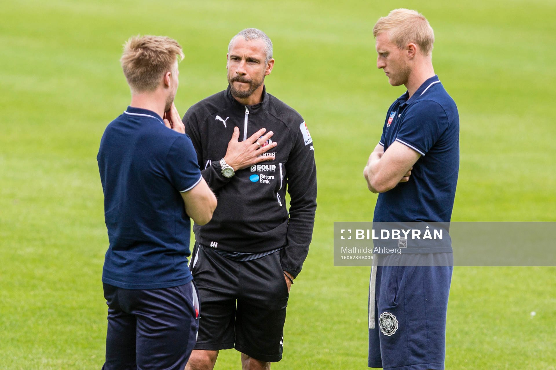 Helsingborgs manager Henrik Larsson pratar med Andreas