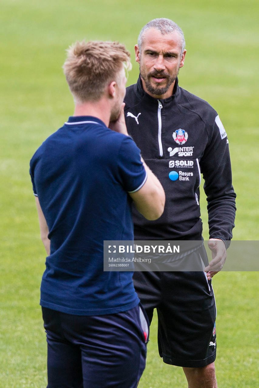 Helsingborgs manager Henrik Larsson pratar med Andreas