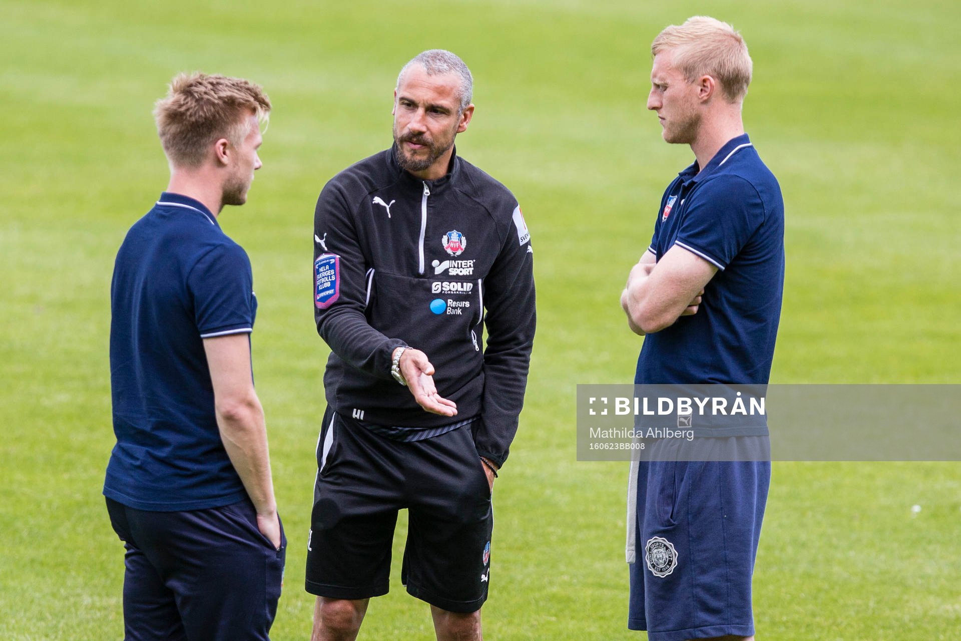 Helsingborgs manager Henrik Larsson pratar med Andreas