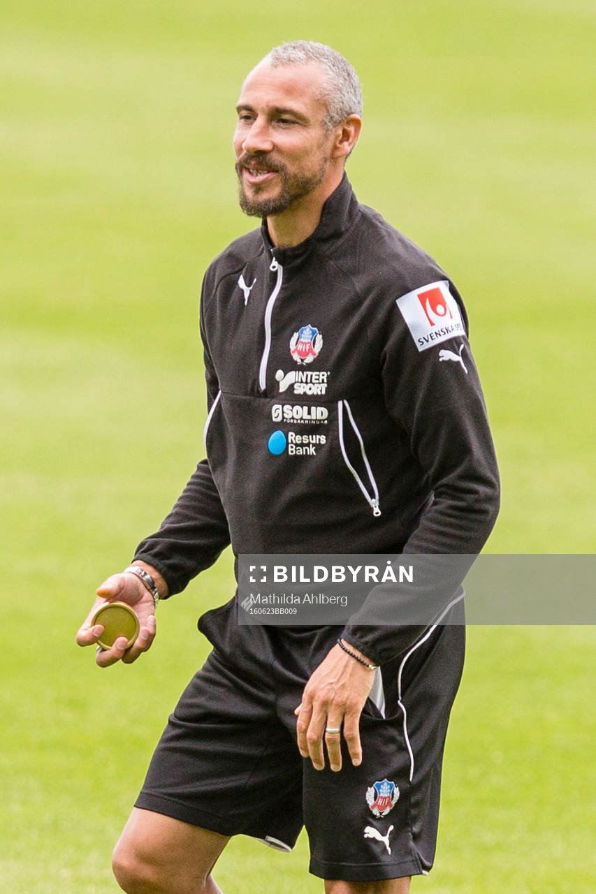 Helsingborgs manager Henrik Larsson trixar med snusdosa