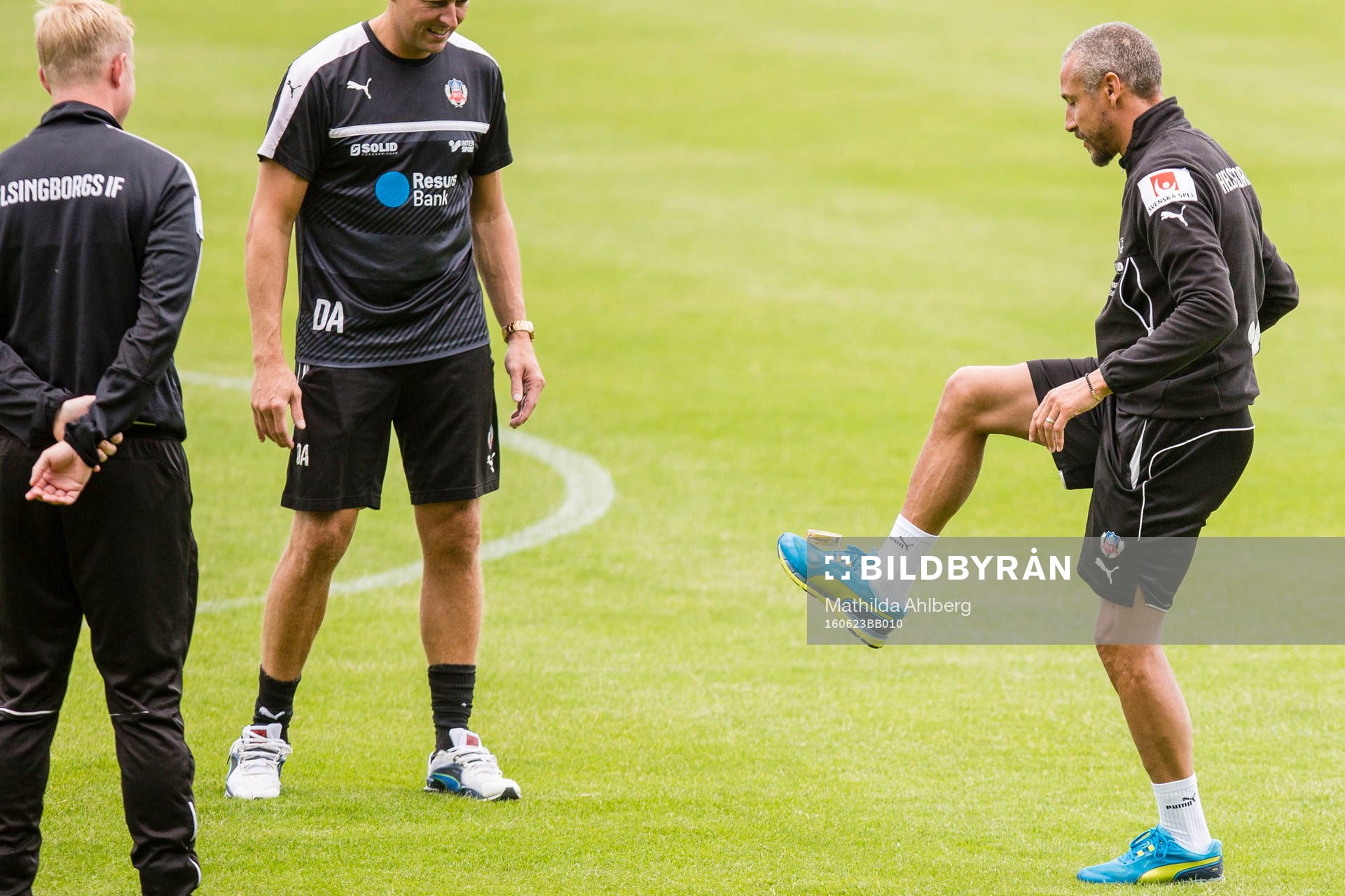 Helsingborgs manager Henrik Larsson trixar med snusdosa