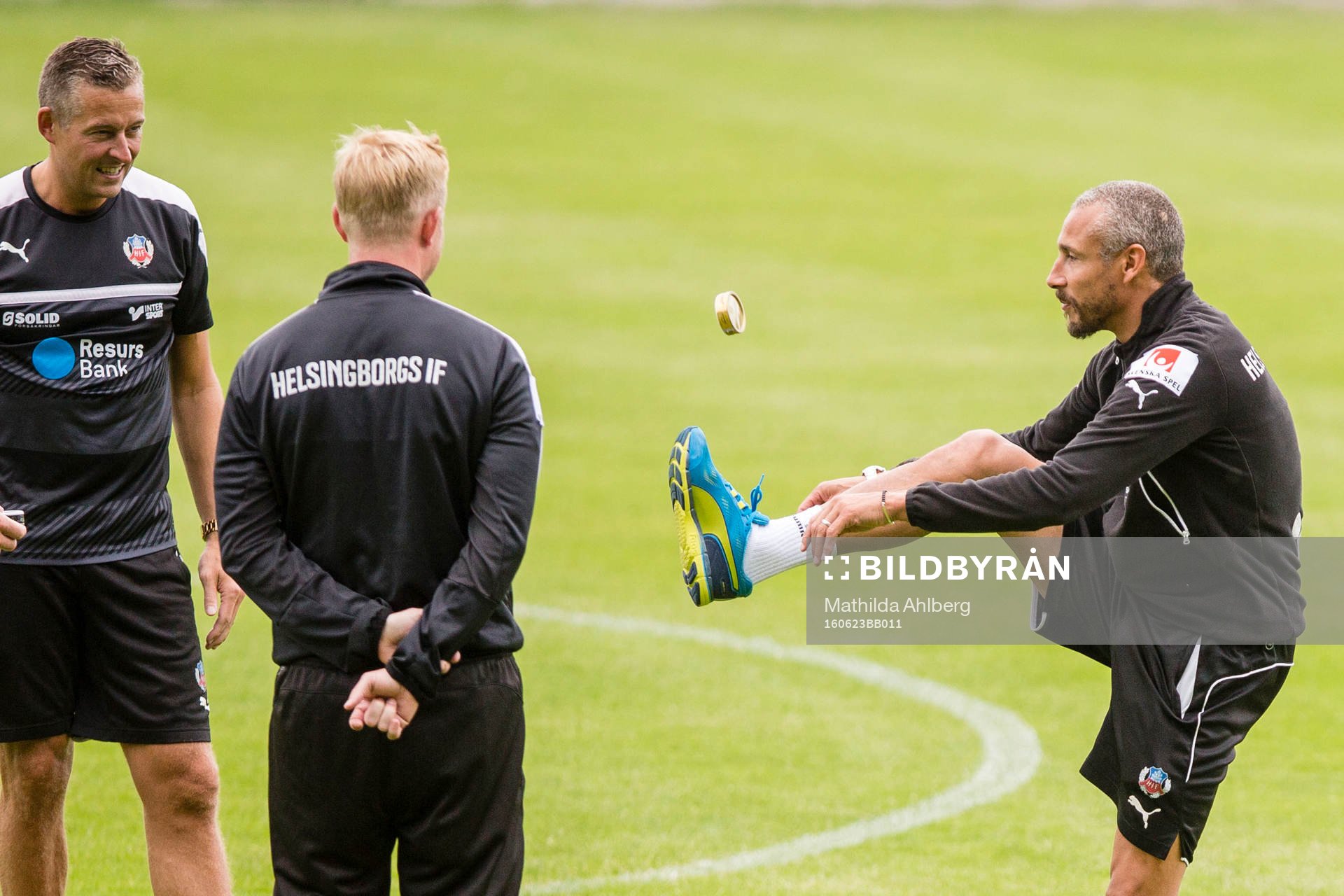 Helsingborgs manager Henrik Larsson trixar med snusdosa inför fotbollsmatchen i träningsmatchen mellan Vålerenga och Helsingborg den 23 juni 2016 i Helsingör.