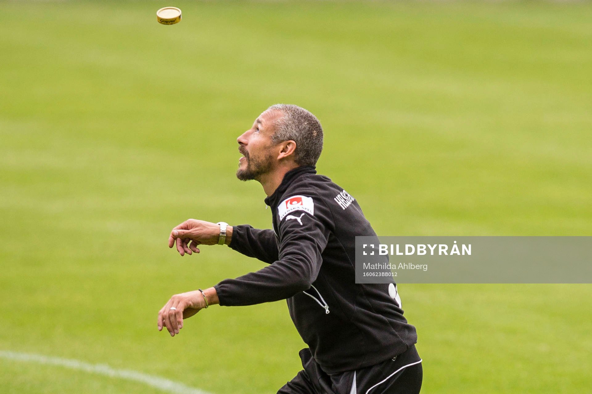 Helsingborgs manager Henrik Larsson trixar med snusdosa inför fotbollsmatchen i träningsmatchen mellan Vålerenga och Helsingborg den 23 juni 2016 i Helsingör.