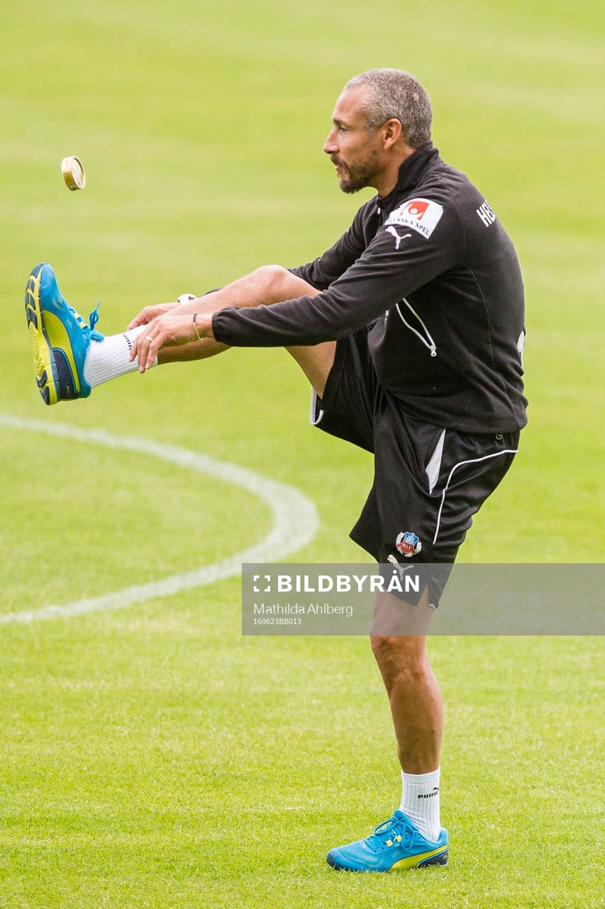 Helsingborgs manager Henrik Larsson trixar med snusdosa inför fotbollsmatchen i träningsmatchen mellan Vålerenga och Helsingborg den 23 juni 2016 i Helsingör.