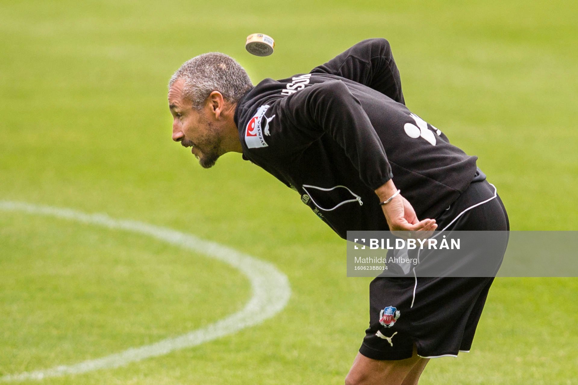 Helsingborgs manager Henrik Larsson trixar med snusdosa inför fotbollsmatchen i träningsmatchen mellan Vålerenga och Helsingborg den 23 juni 2016 i Helsingör.