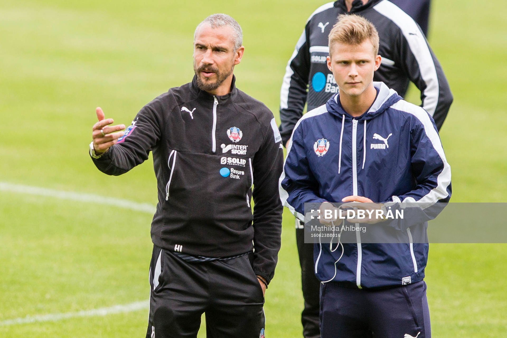Helsingborgs manager Henrik Larsson pratar med Lowe Ohlander inför fotbollsmatchen i träningsmatchen mellan Vålerenga och Helsingborg den 23 juni 2016 i Helsingör.
